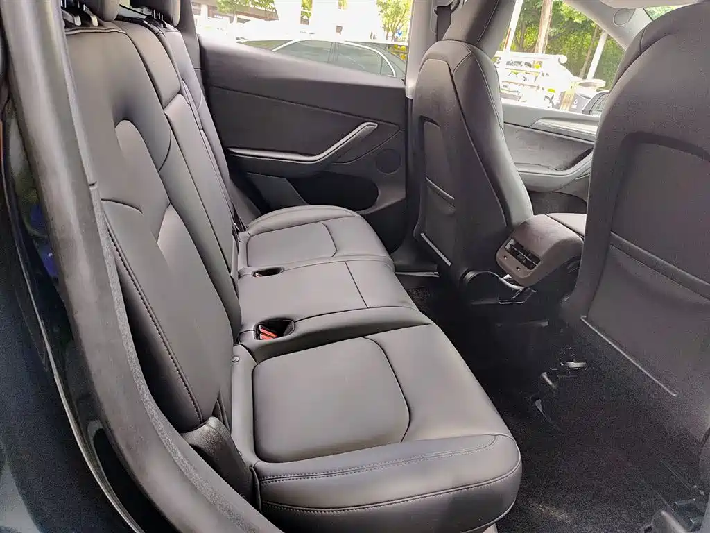 Tesla Model Y — фото 11