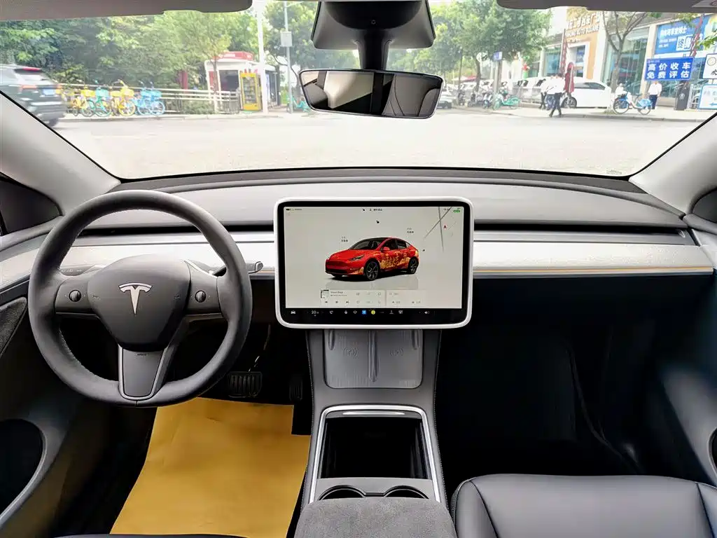 Tesla Model Y — фото 10