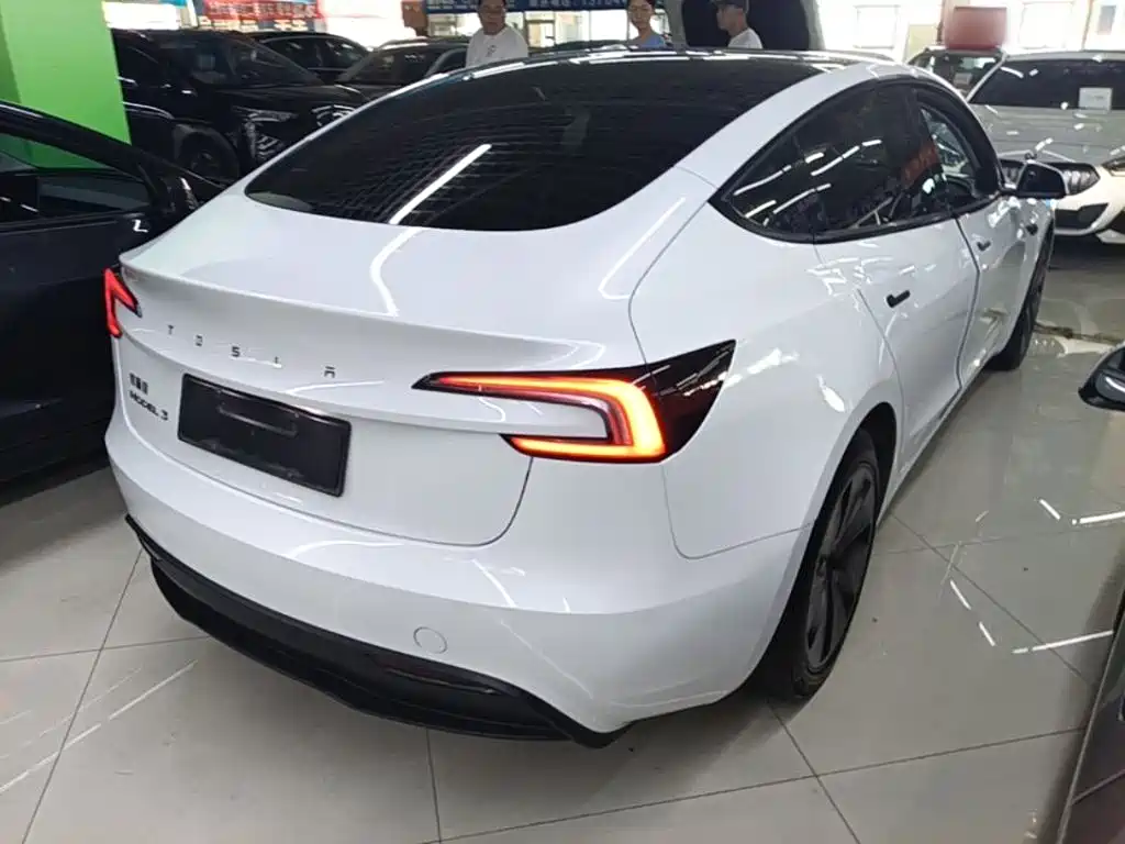 Tesla Model 3 — фото 7