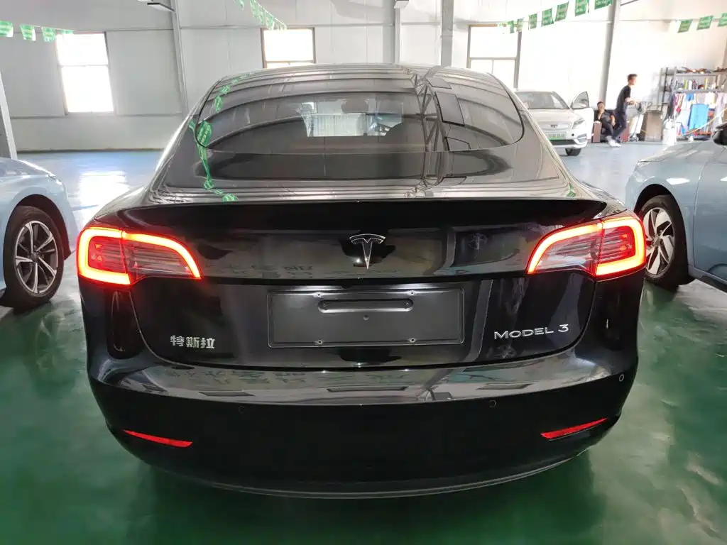 Tesla Model 3 — фото 4