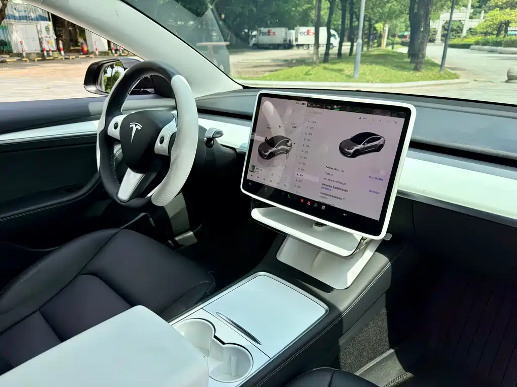 Tesla Model 3 — фото 18