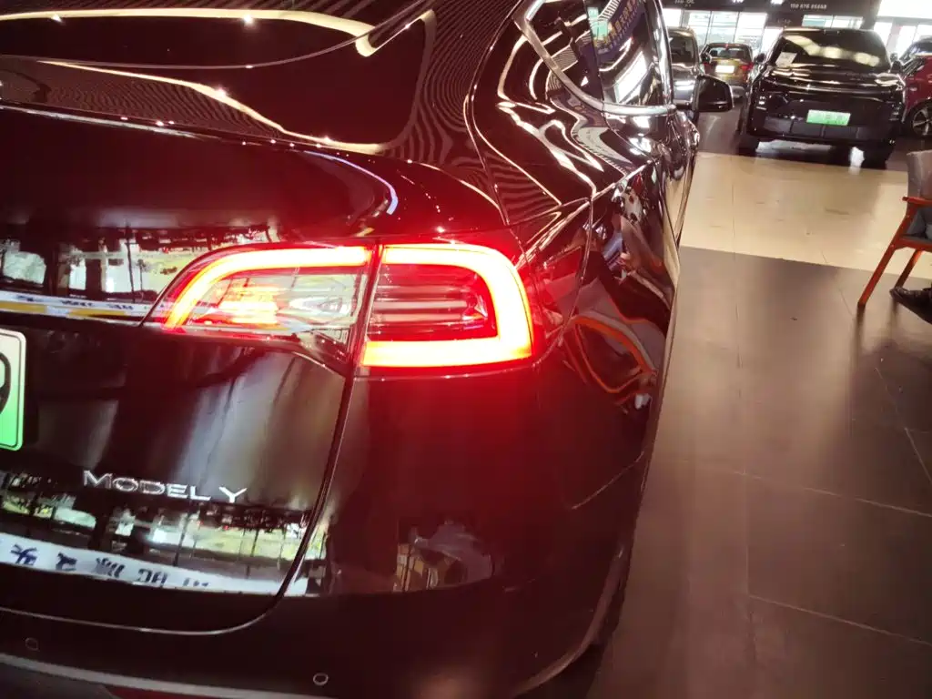 Tesla Model Y — фото 8