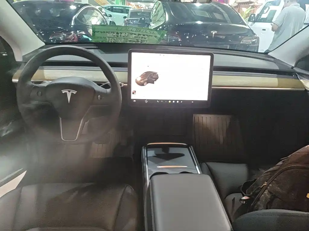 Tesla Model Y — фото 10
