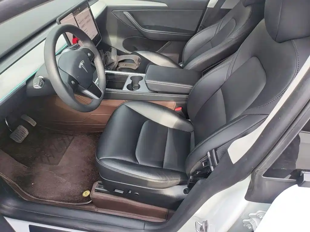 Tesla Model Y — фото 15