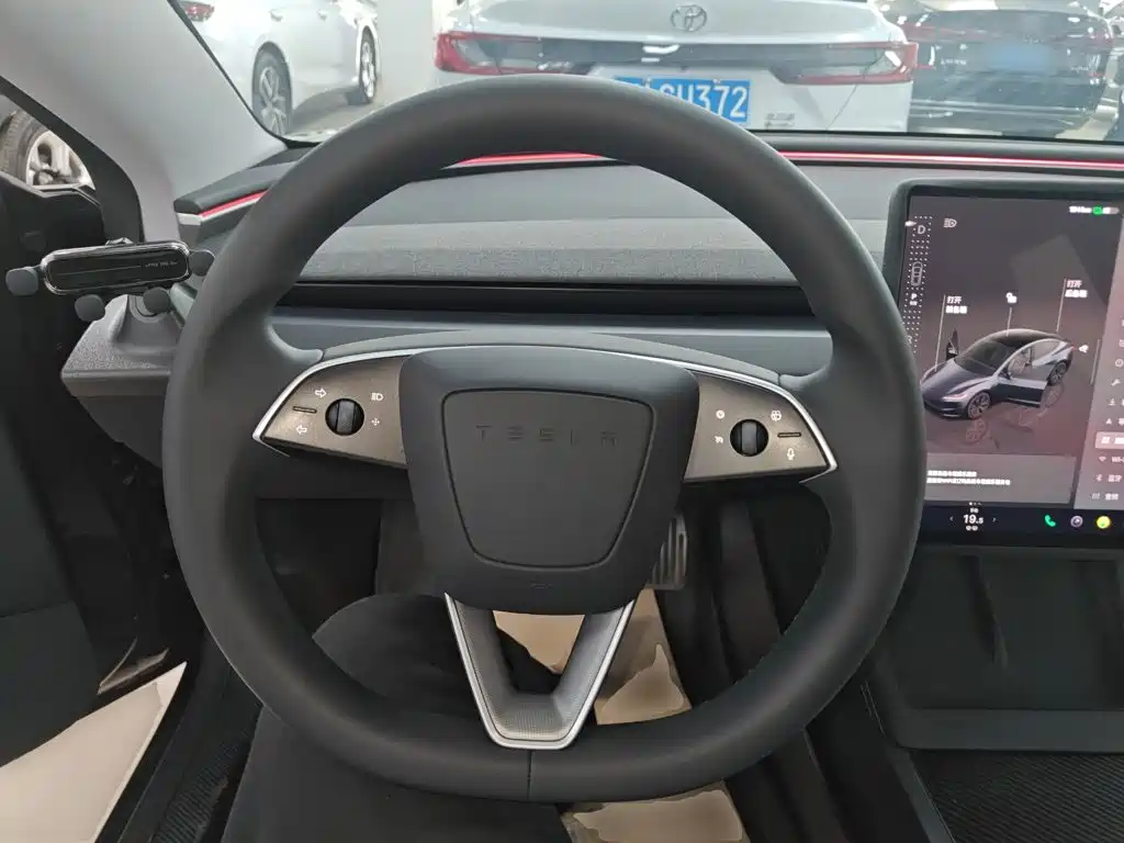 Tesla Model 3 — фото 11