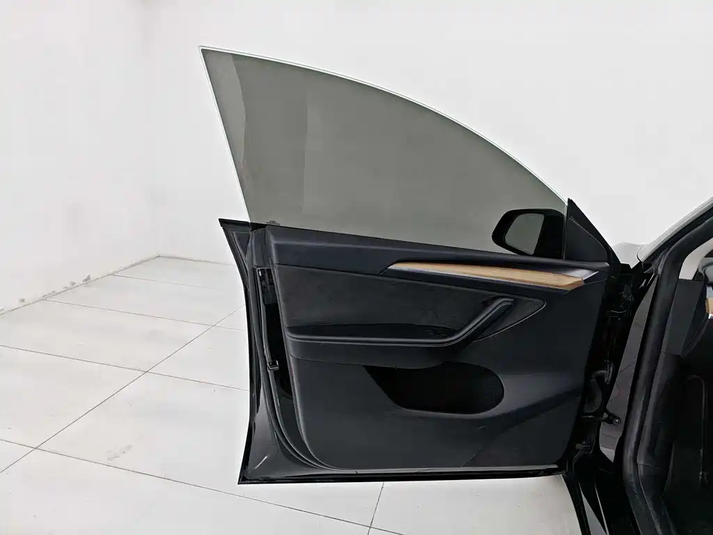 Tesla Model Y — фото 14