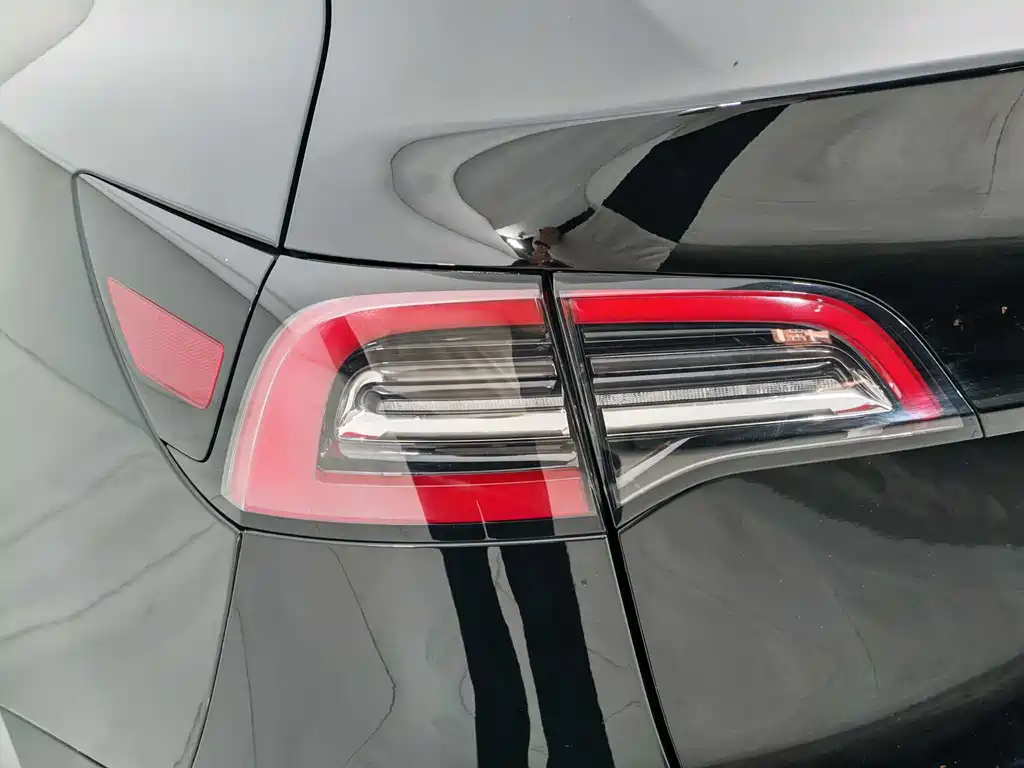 Tesla Model Y — фото 17
