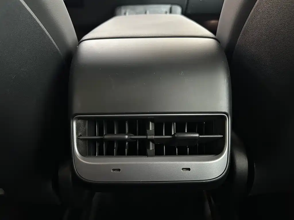 Tesla Model Y — фото 18