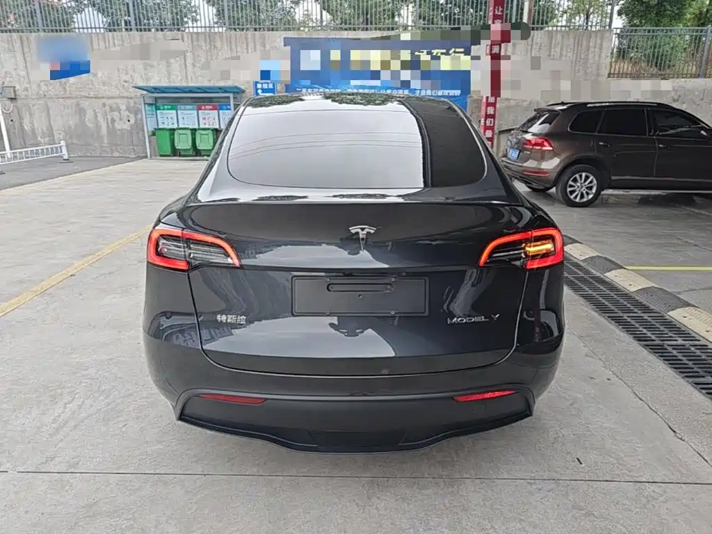 Tesla Model Y — фото 6