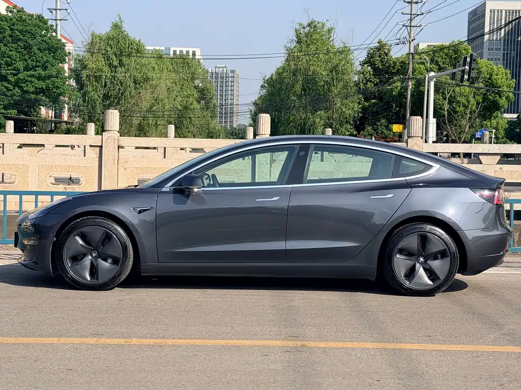 Tesla Model 3 — фото 3