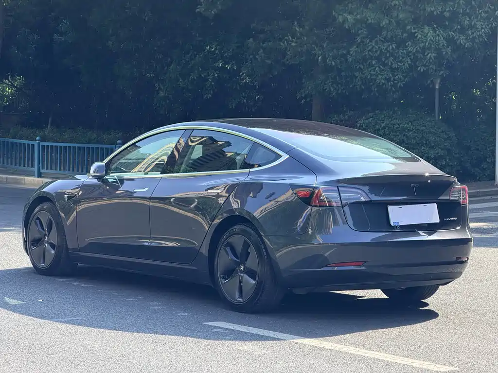 Tesla Model 3 — фото 5