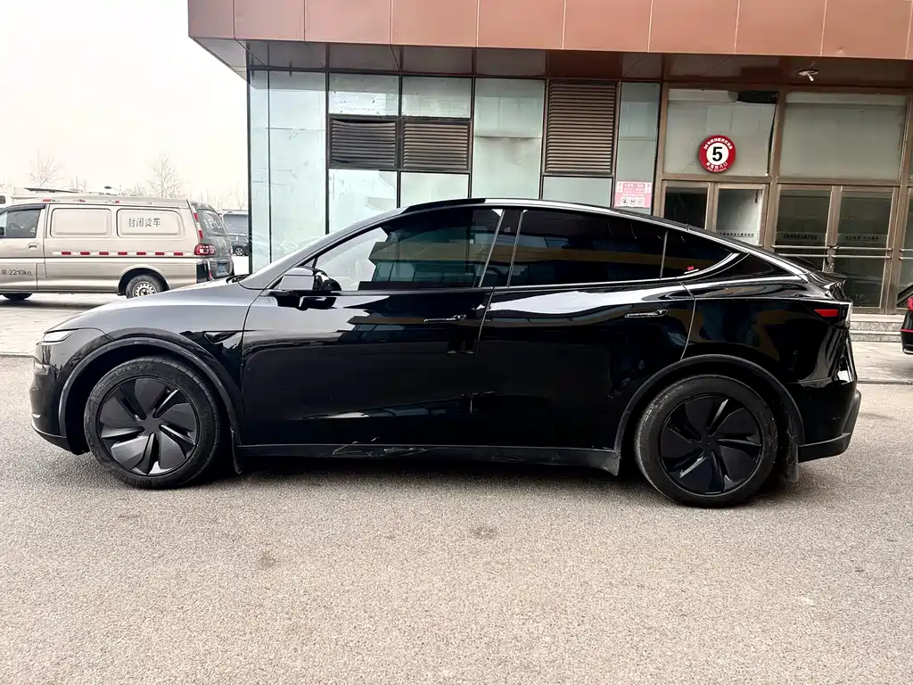 Tesla Model Y — фото 5