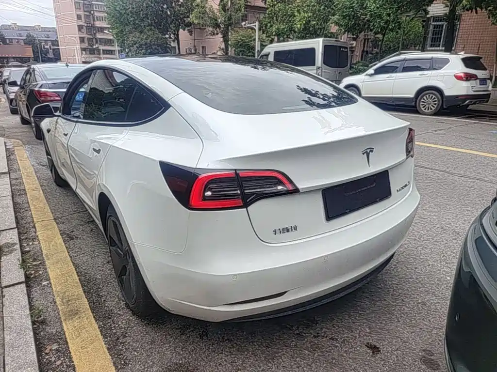 Tesla Model 3 — фото 5
