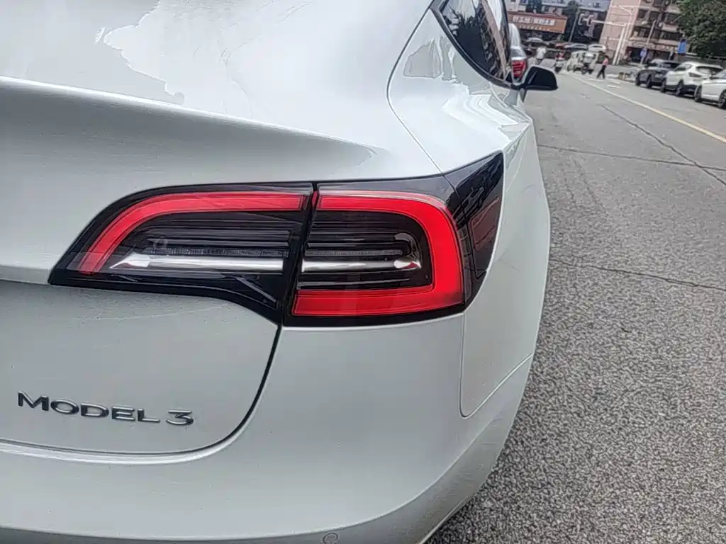 Tesla Model 3 — фото 8