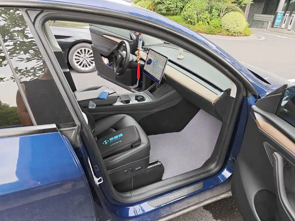 Tesla Model Y — фото 19