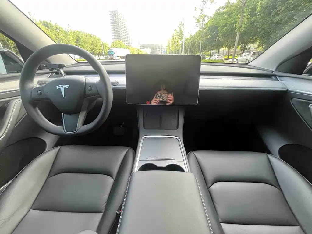 Tesla Model Y — фото 9