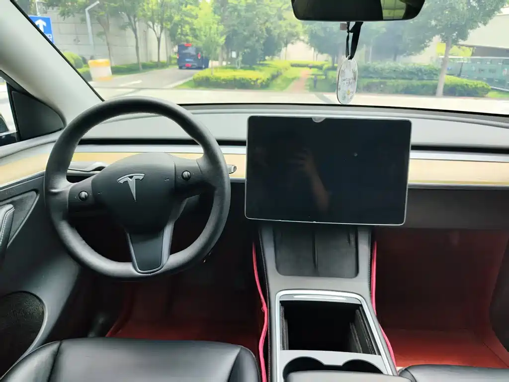 Tesla Model Y — фото 8
