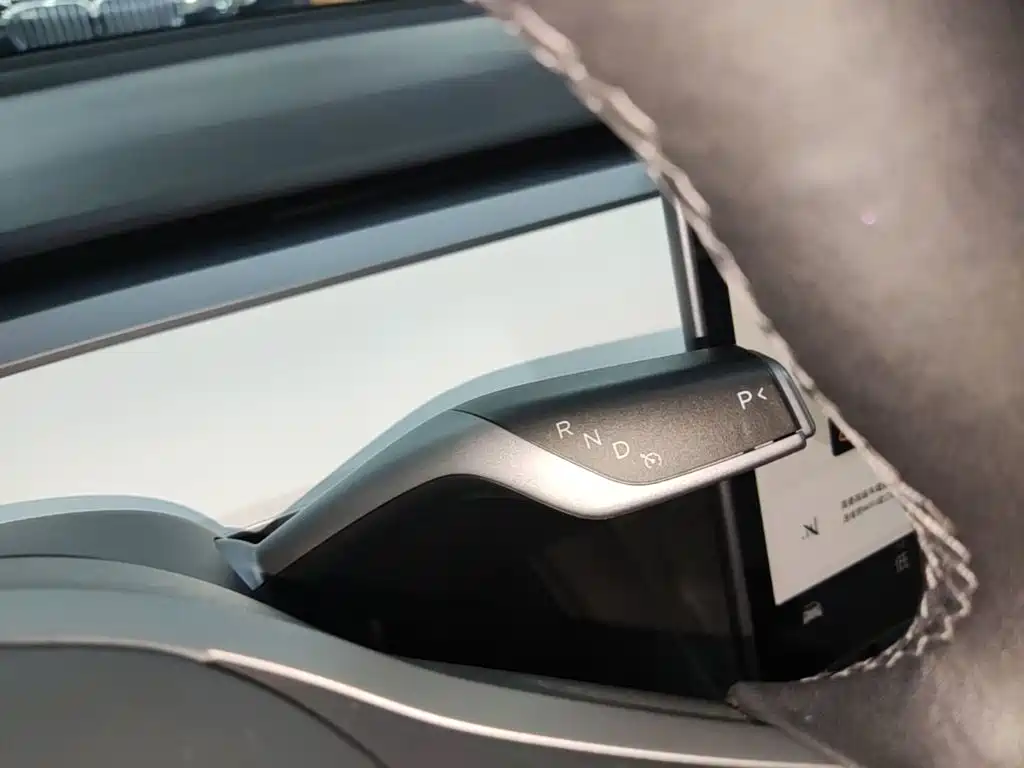 Tesla Model 3 — фото 14