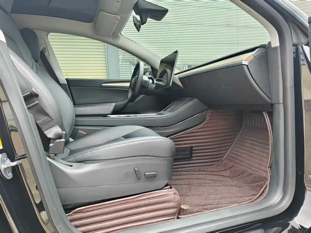Tesla Model Y — фото 11