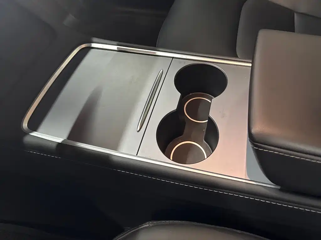 Tesla Model Y — фото 17