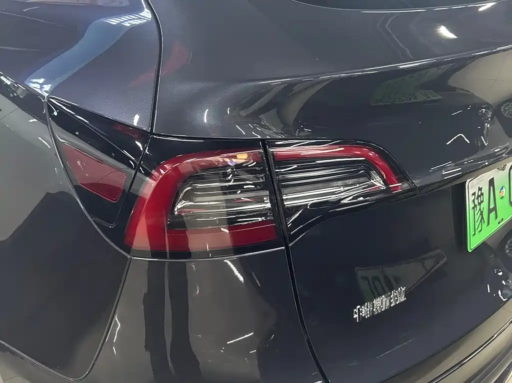 Tesla Model Y — фото 10