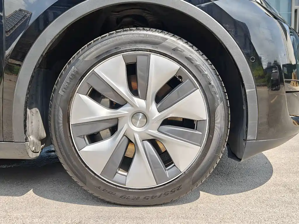 Tesla Model Y — фото 10