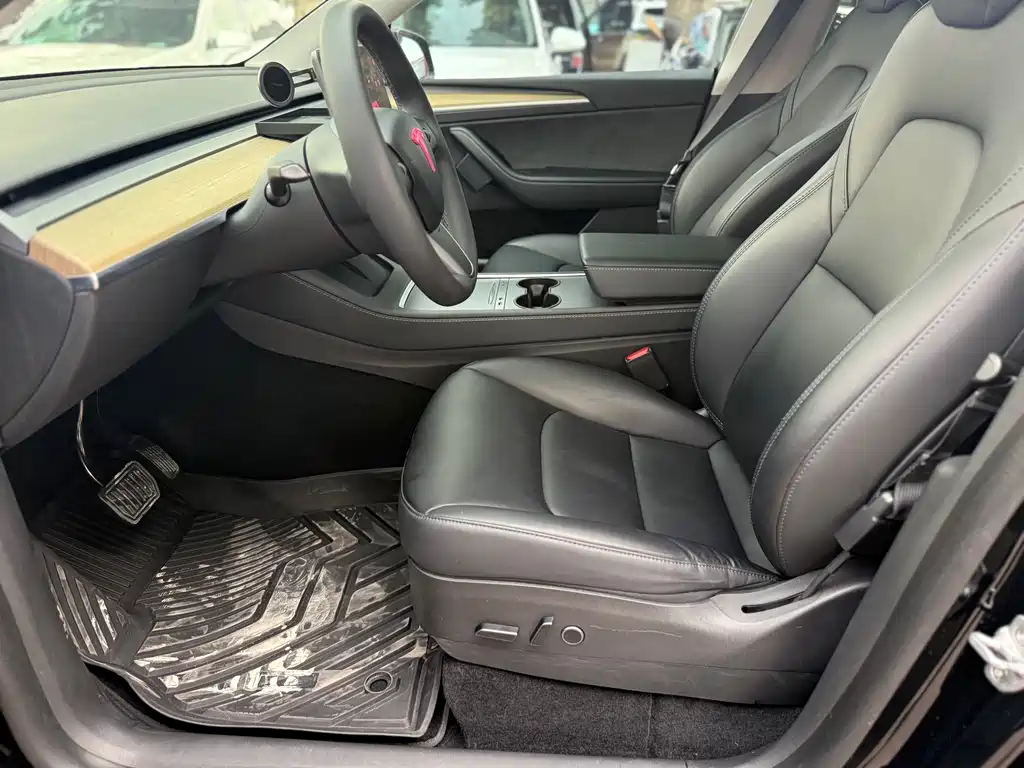 Tesla Model Y — фото 6
