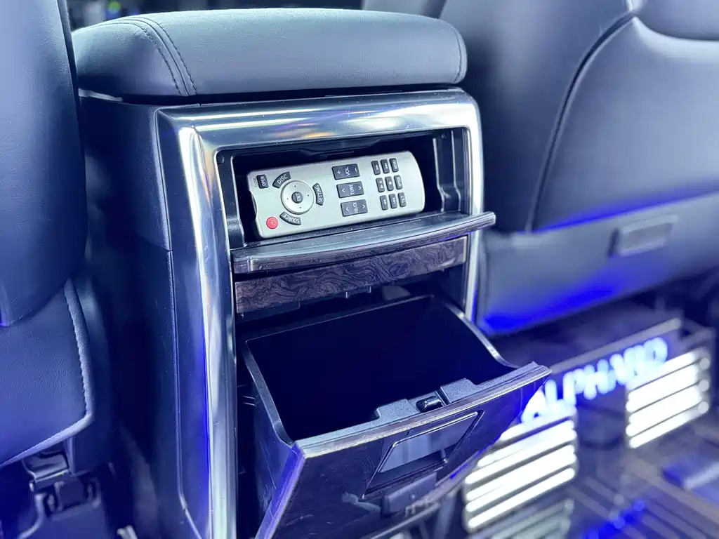 Toyota Alphard — фото 15