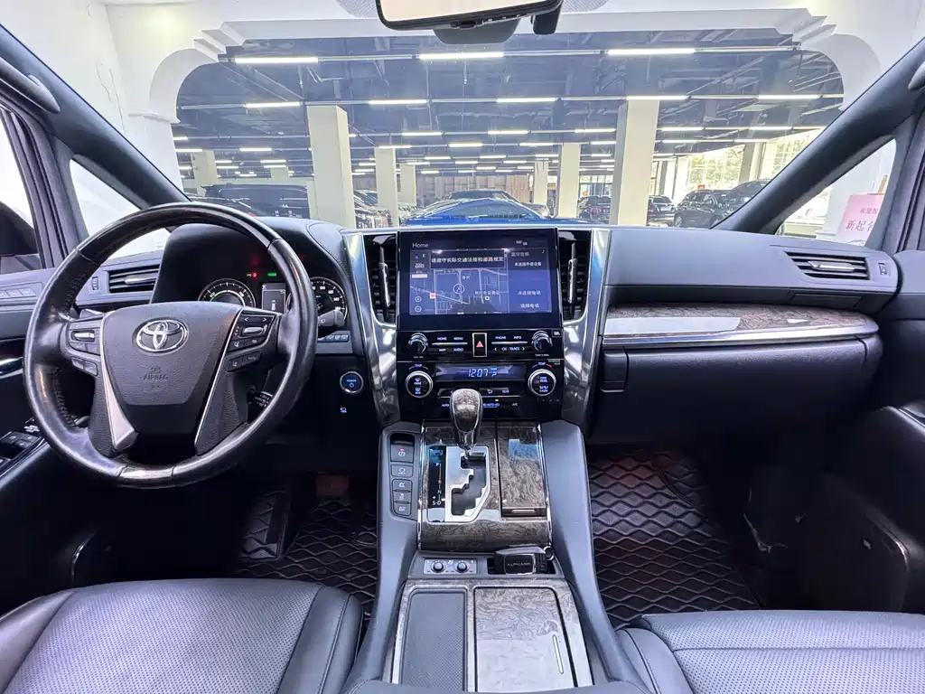 Toyota Alphard — фото 17