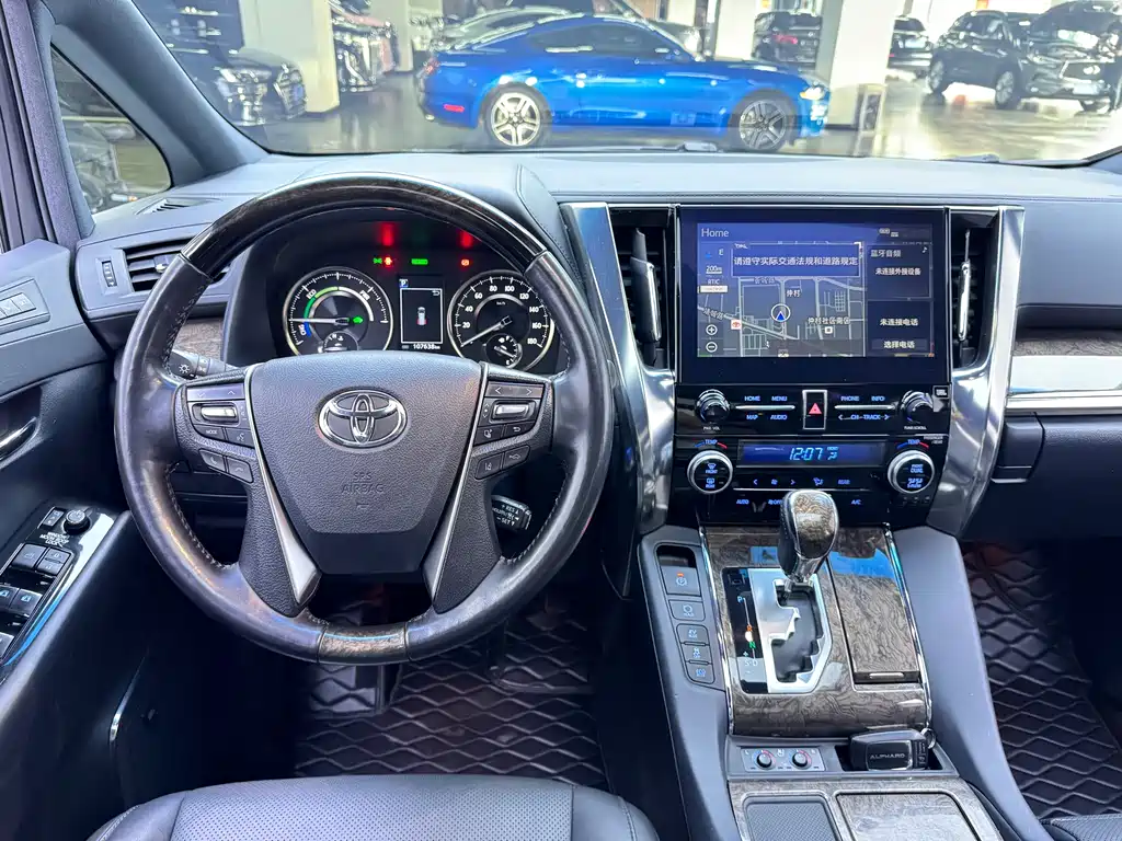 Toyota Alphard — фото 18