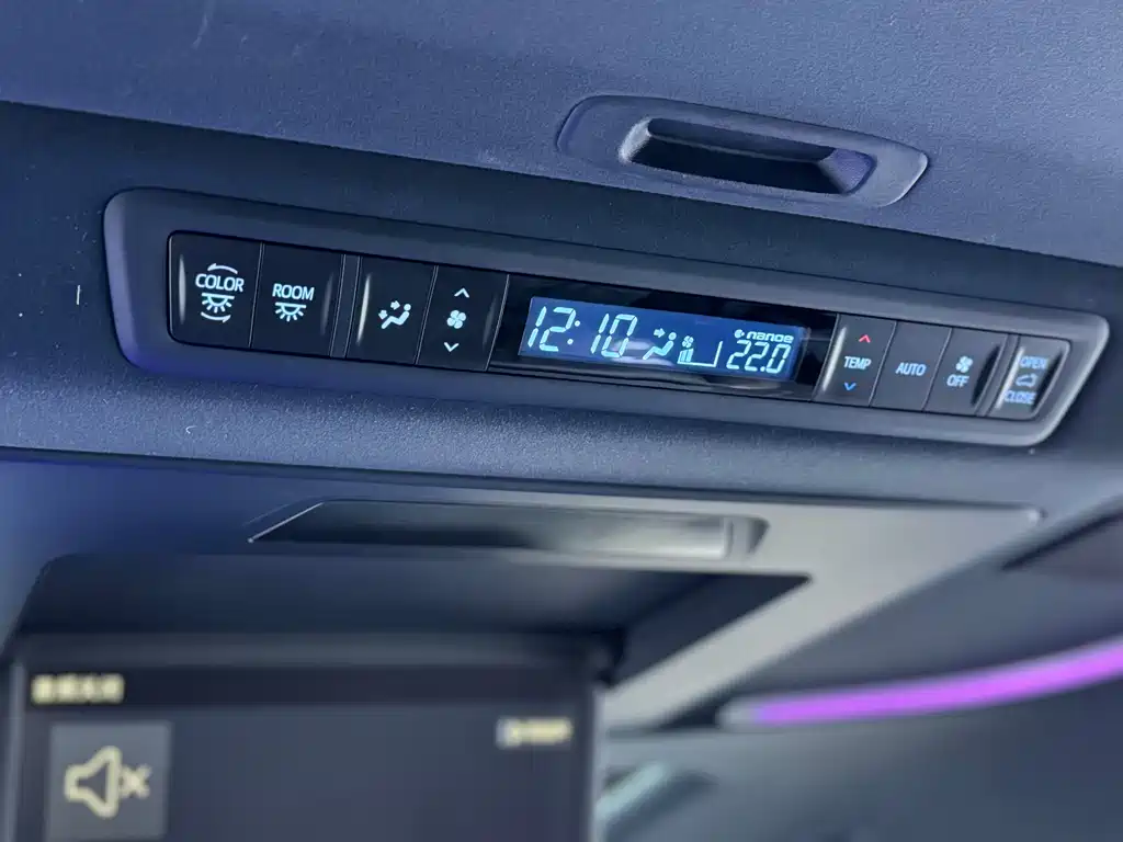Toyota Alphard — фото 21