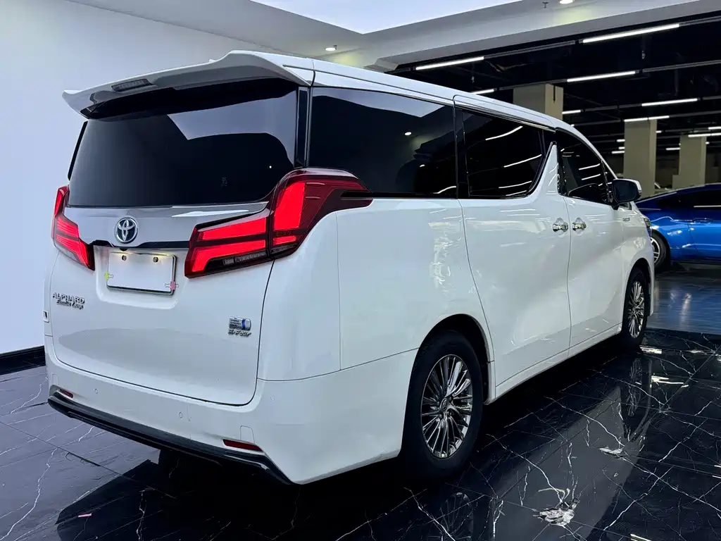 Toyota Alphard — фото 24