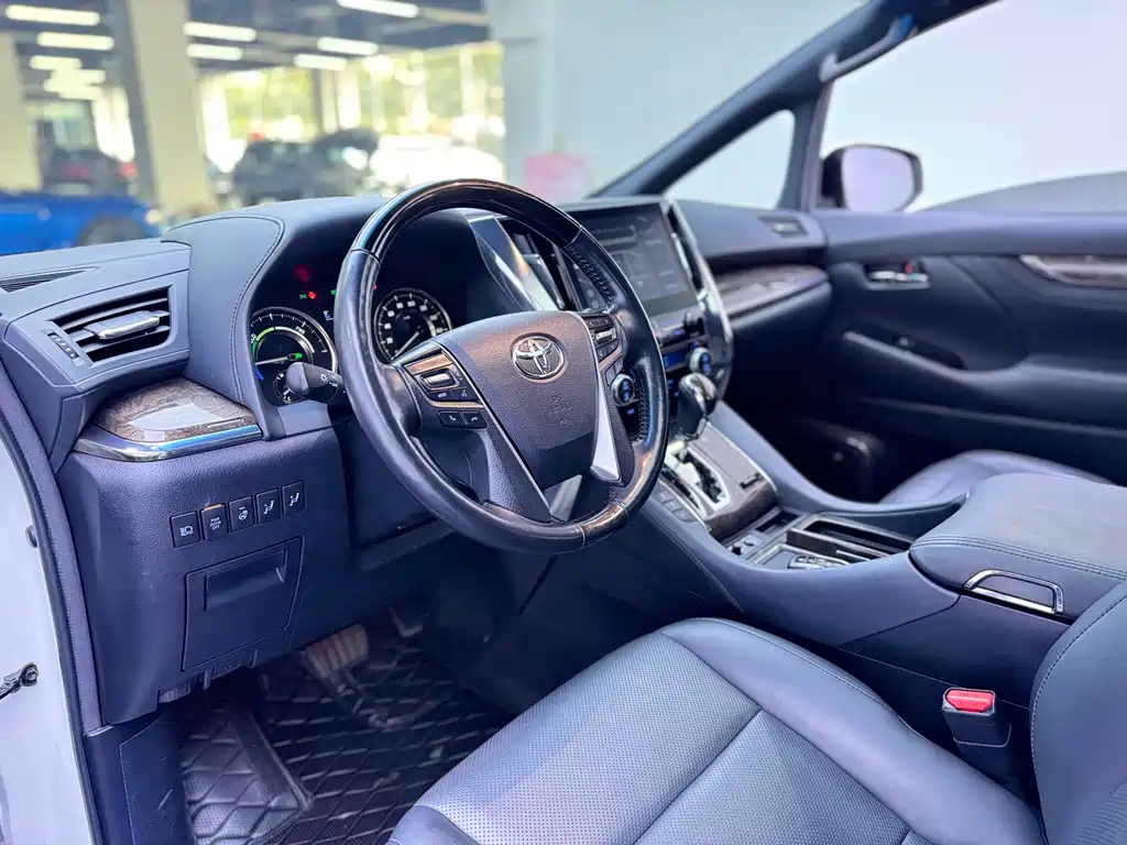 Toyota Alphard — фото 5