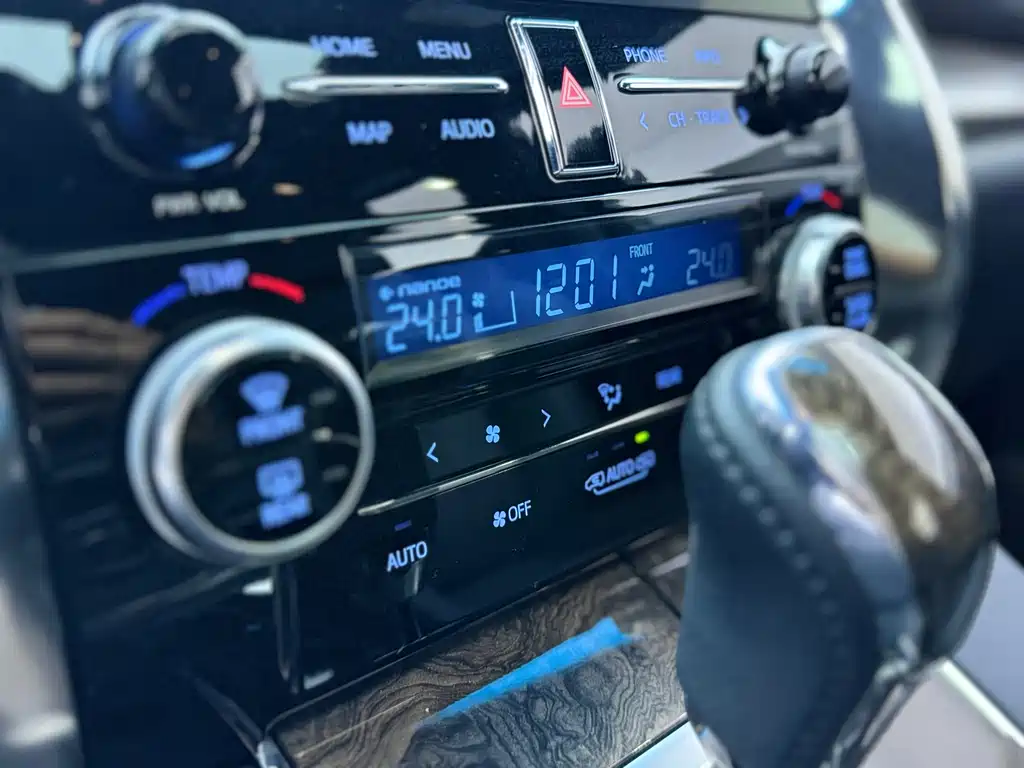 Toyota Alphard — фото 8