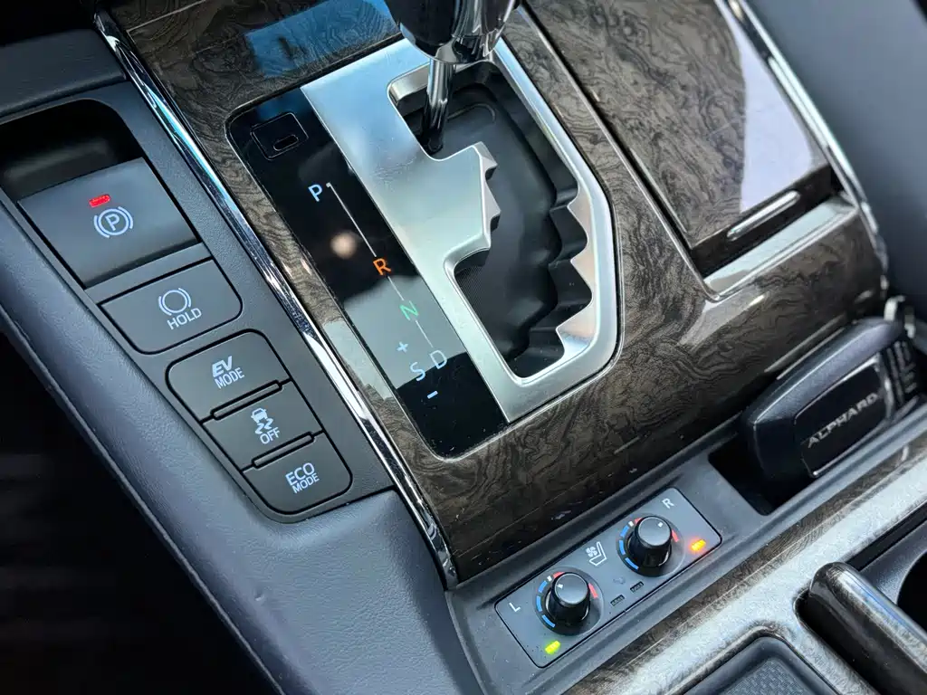Toyota Alphard — фото 9