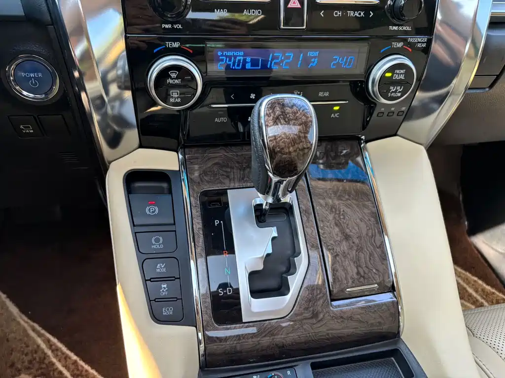 Toyota Vellfire — фото 14