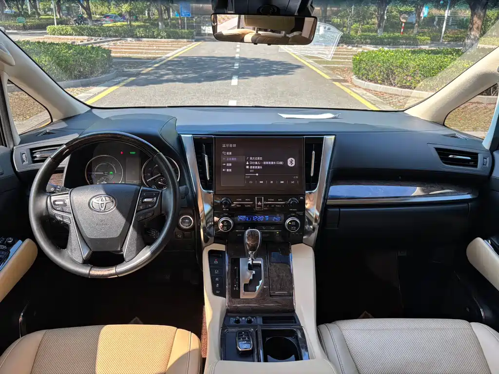 Toyota Vellfire — фото 8