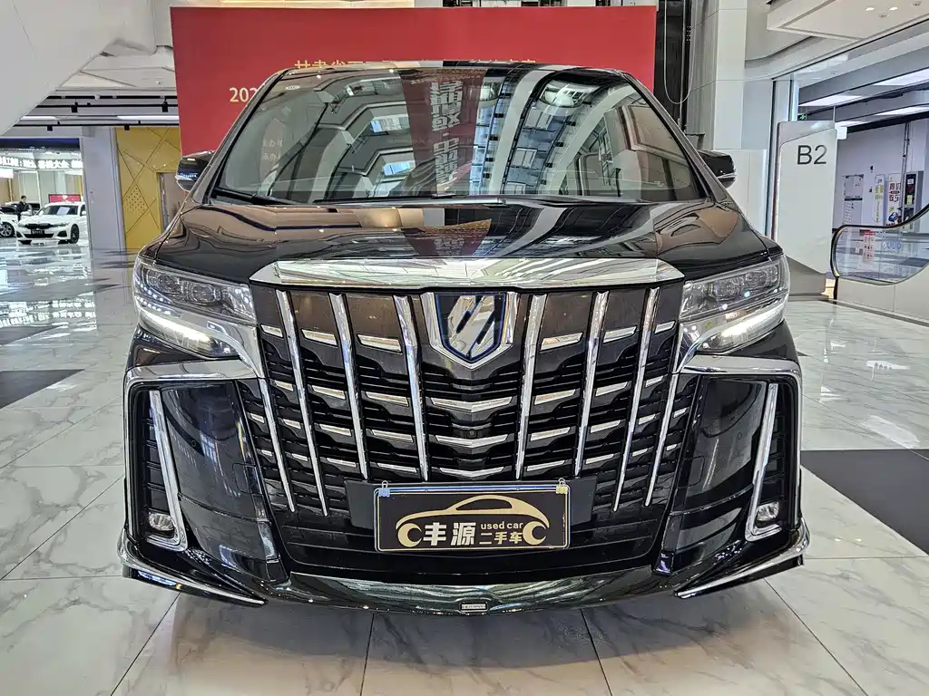 Toyota Alphard — фото 2