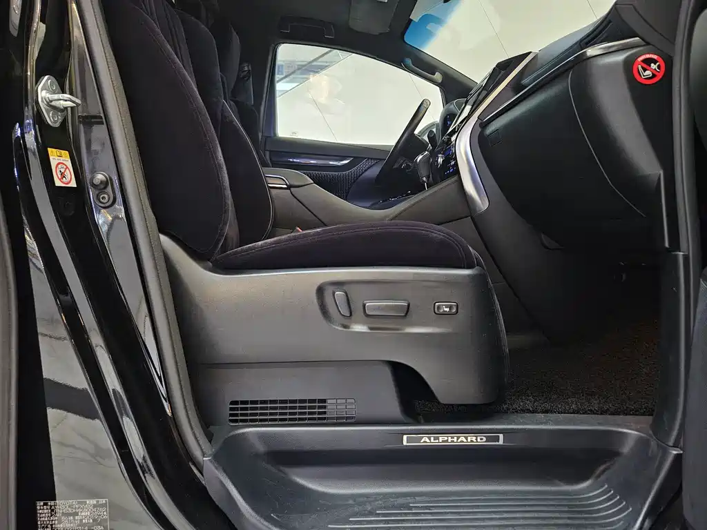 Toyota Alphard — фото 24