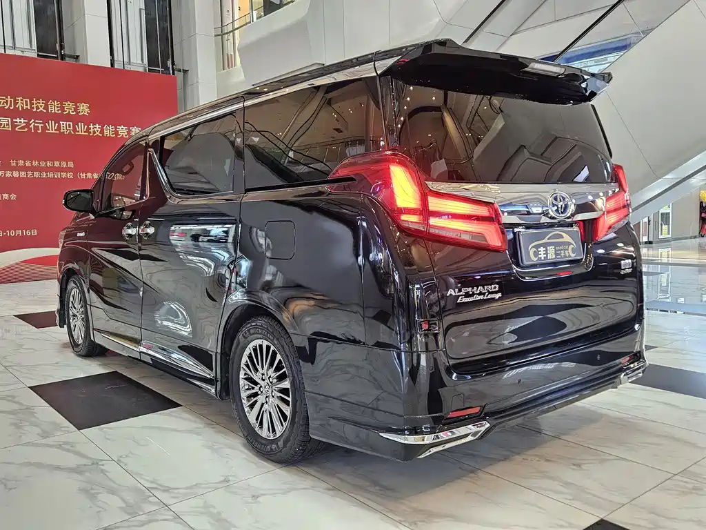Toyota Alphard — фото 29