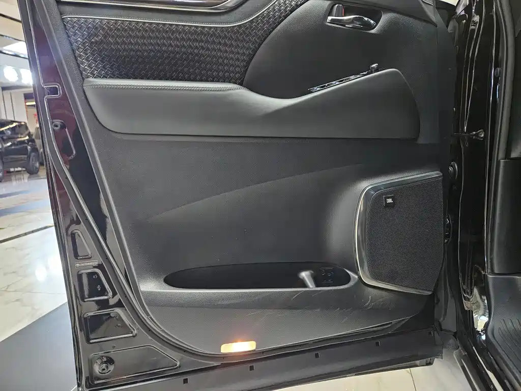 Toyota Alphard — фото 5