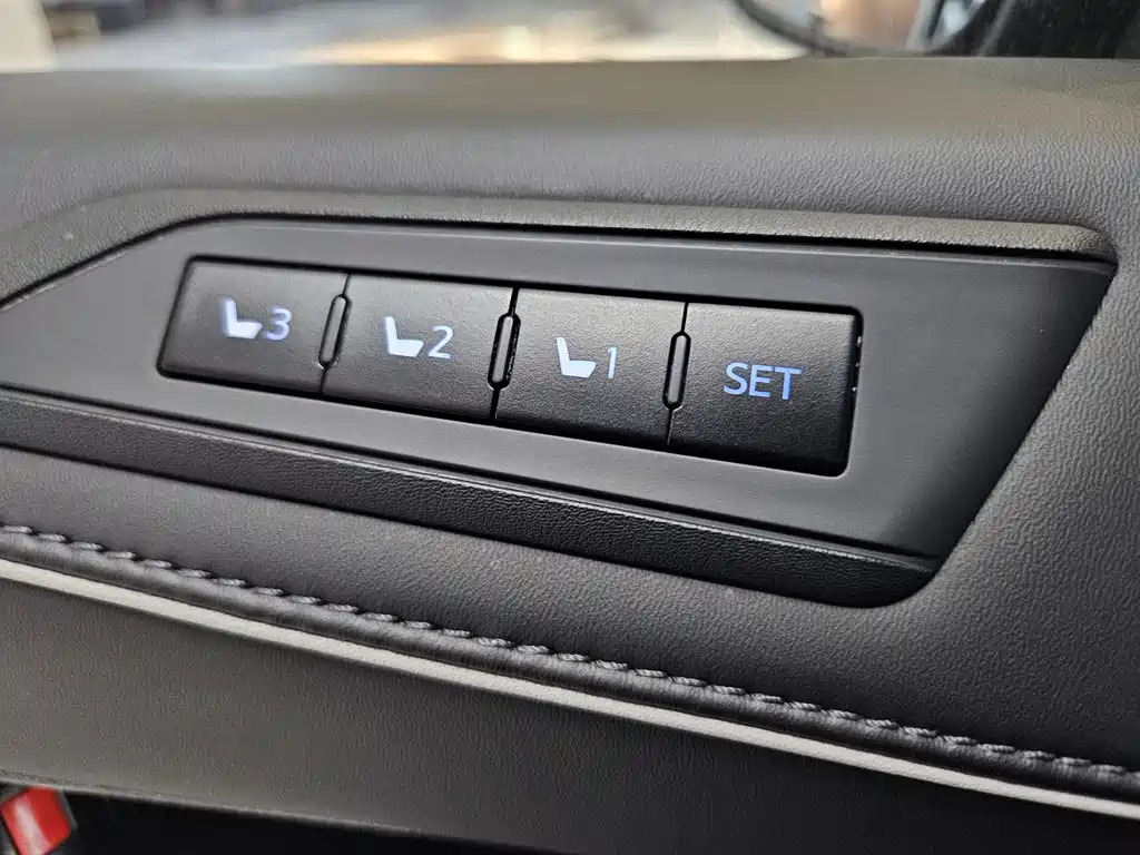 Toyota Alphard — фото 9