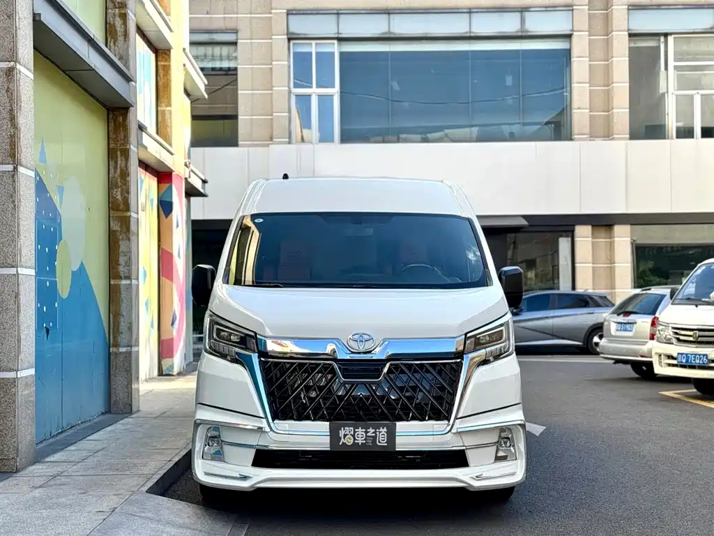 Toyota Hiace — фото 2