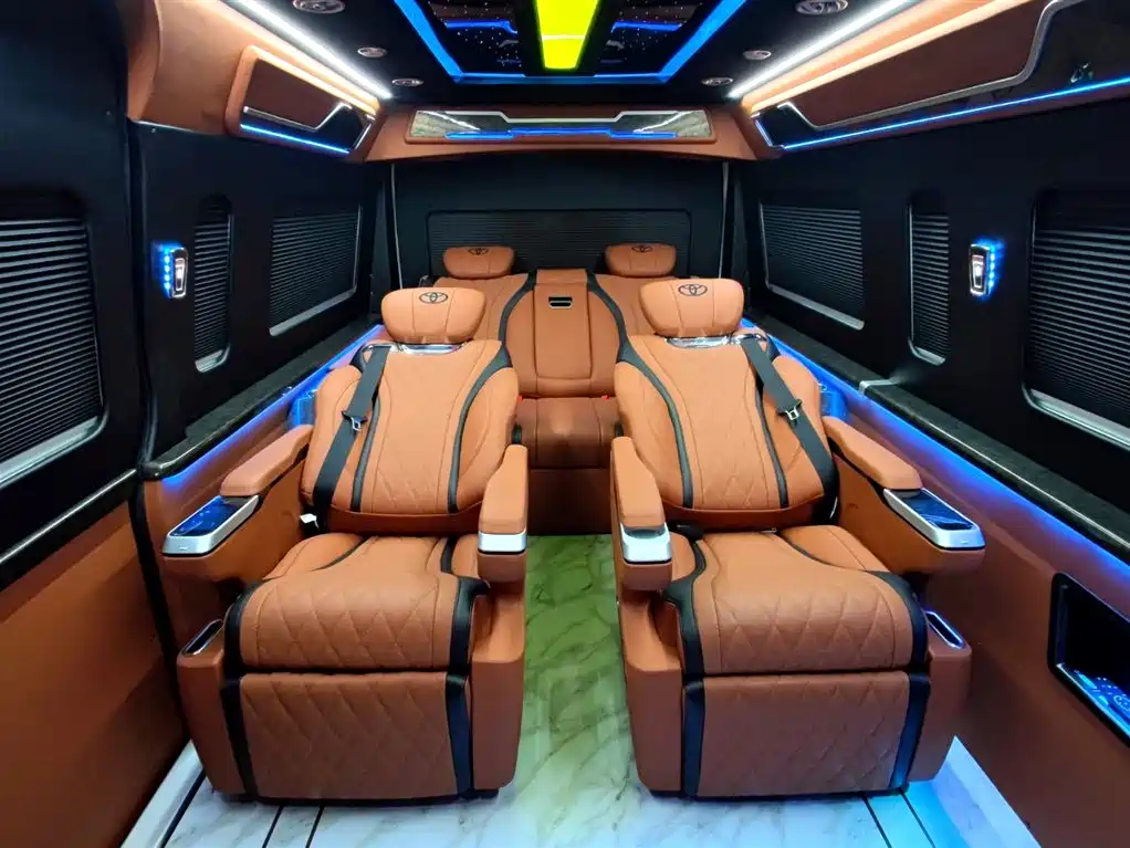 Toyota Hiace — фото 11