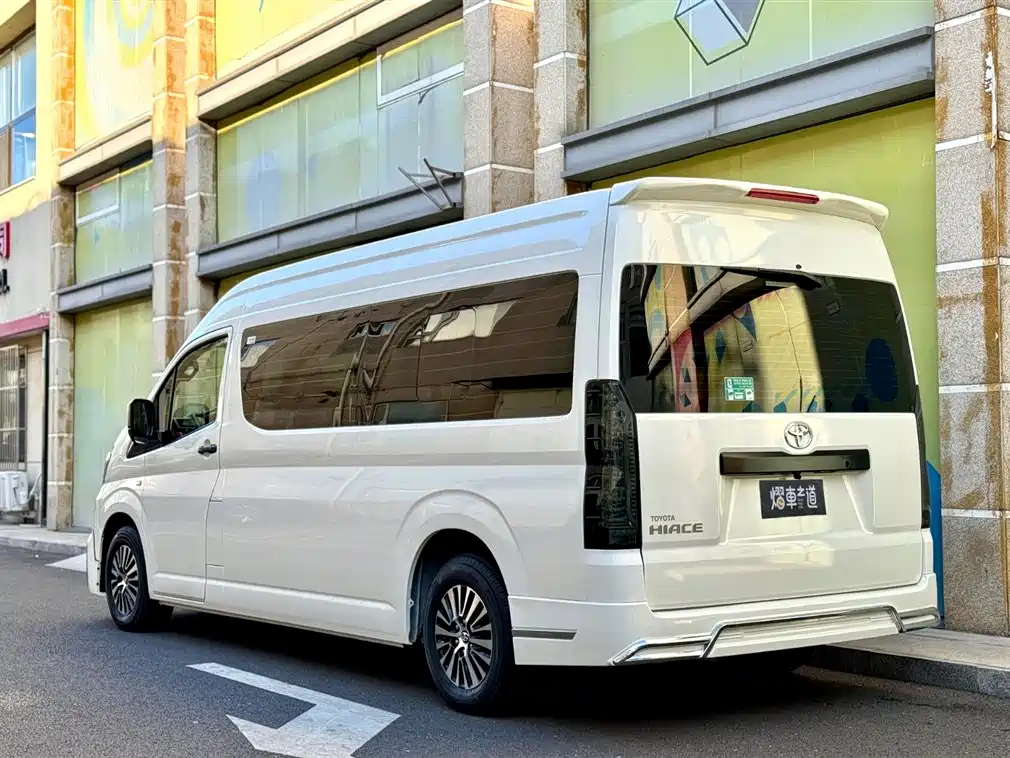 Toyota Hiace — фото 3