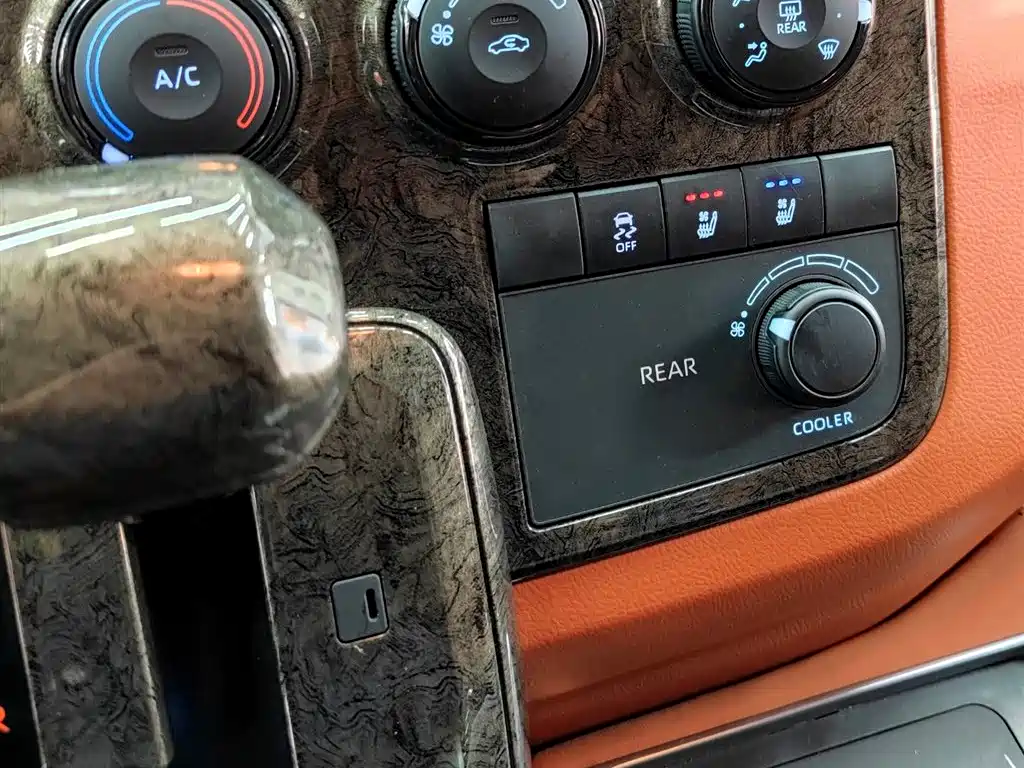 Toyota Hiace — фото 22