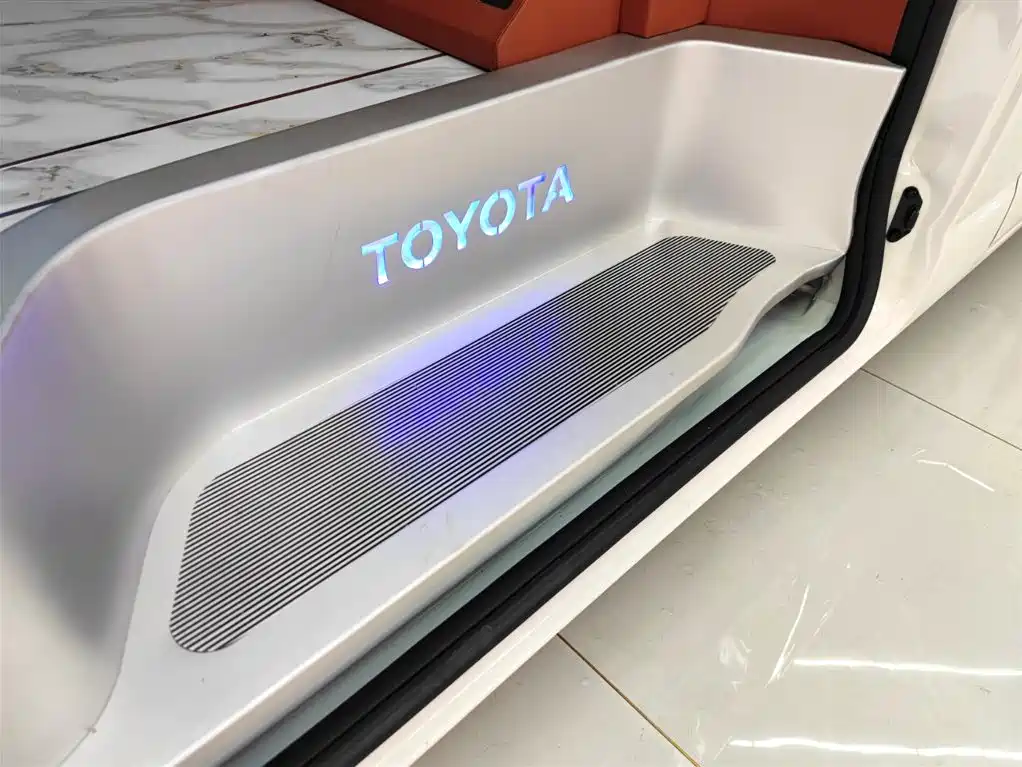 Toyota Hiace — фото 23