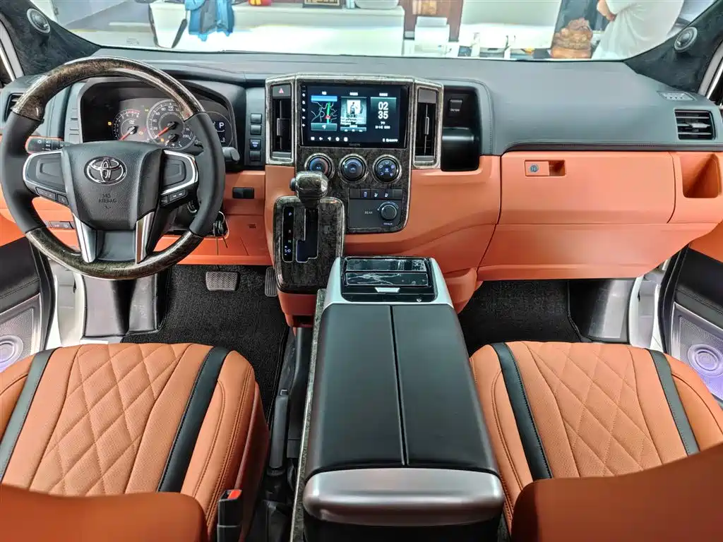Toyota Hiace — фото 29