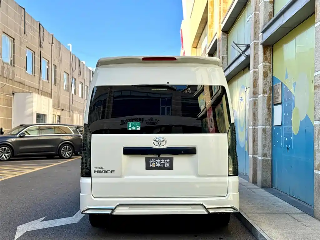 Toyota Hiace — фото 4