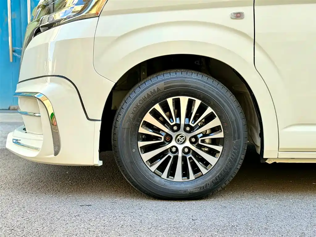 Toyota Hiace — фото 35